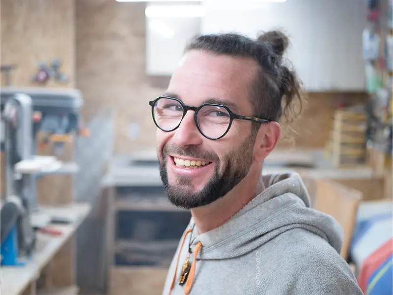 Steven Morice, créateur et artisan de Fusion Boisée dans son atelier
